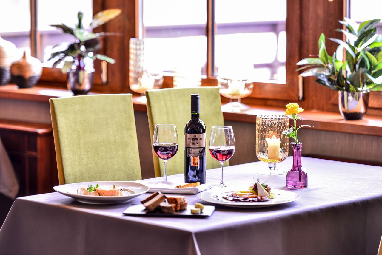 Port Hotel Ādaži Екстериор снимка