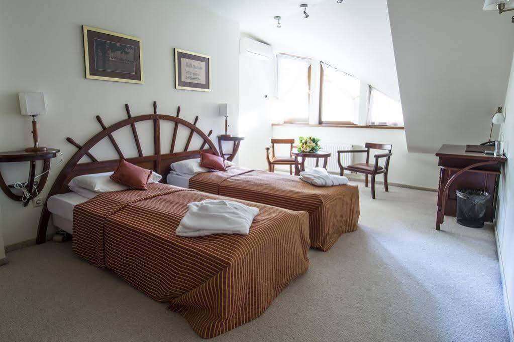Port Hotel Ādaži Екстериор снимка